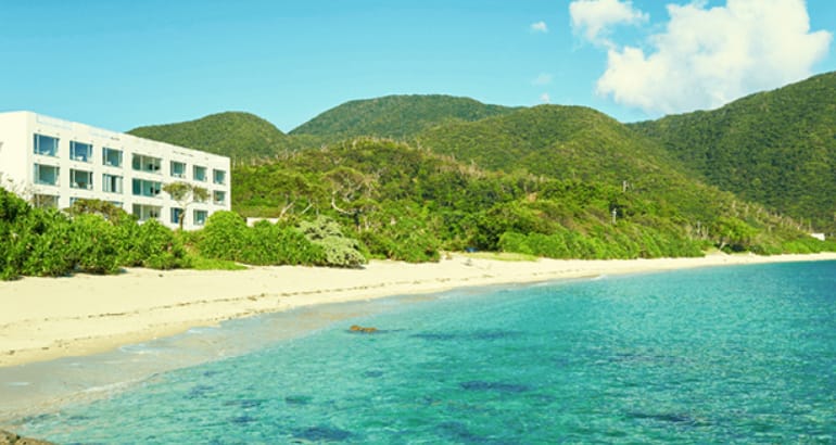 奄美大島のリゾートホテルと海と山