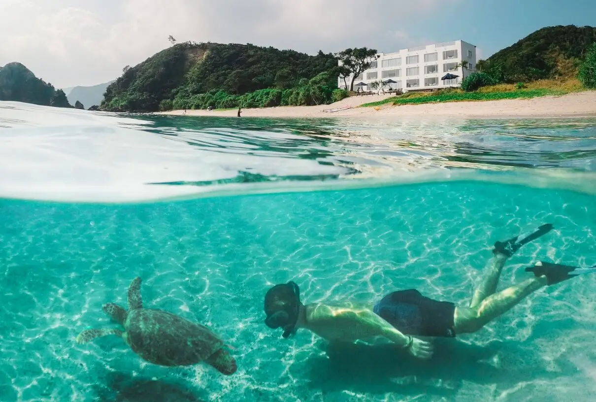 ホテル前の海岸