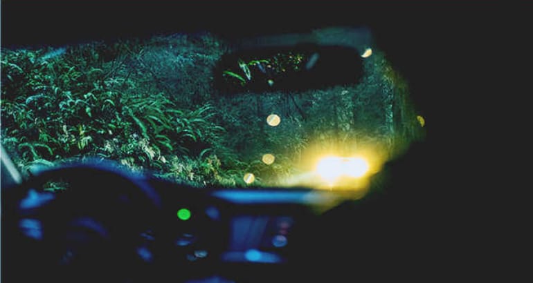 暗闇の中を運転する車