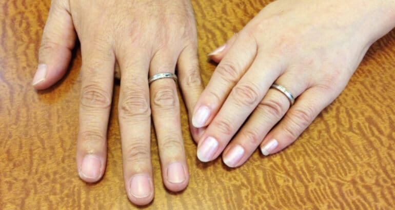 結婚指輪をしている両親の手