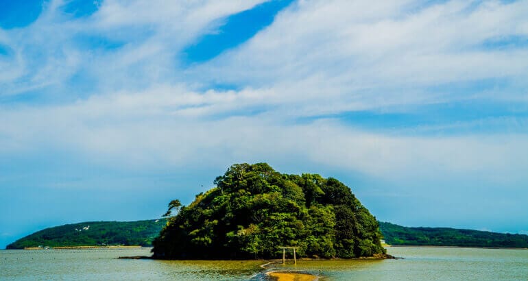 島と海に浮かぶ神社