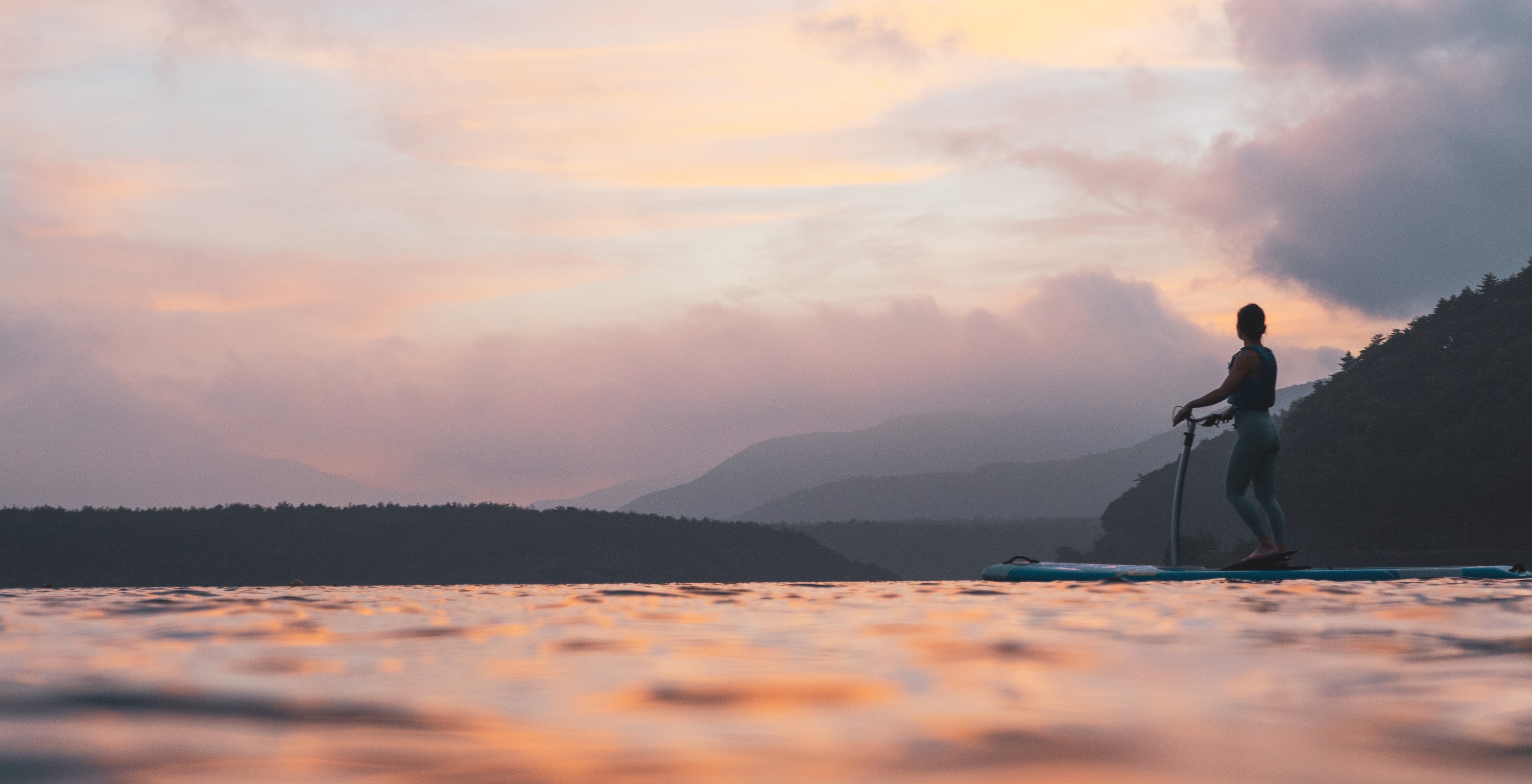 足漕ぎSUP「HOBIE」×新月・満月ウェルネスリトリートプラン